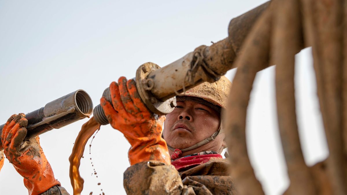 Jackpot pro Peking: tuny ropy a nucené práce. A planeta pláče dál